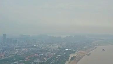 岳阳雾霾天气城市风光4k航拍视频的预览图